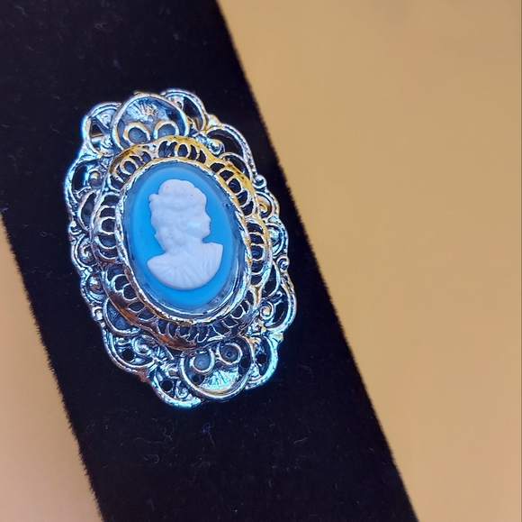 Vintage Beautiful  Blue Cameo Brooch in  Silvertone,1.75" VGC. - Picture 2 of 14